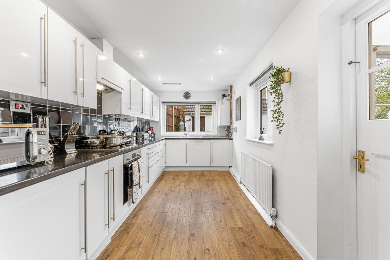 فيلا Stunning 4-Bed - Garden - Sleeps 14 بريستول المظهر الخارجي الصورة